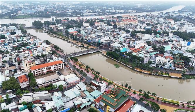 Thành phố Tân An bên dòng kênh Bảo Định và ven sông Vàm Cỏ Tây. Ảnh: Hồng Đạt - TTXVN
