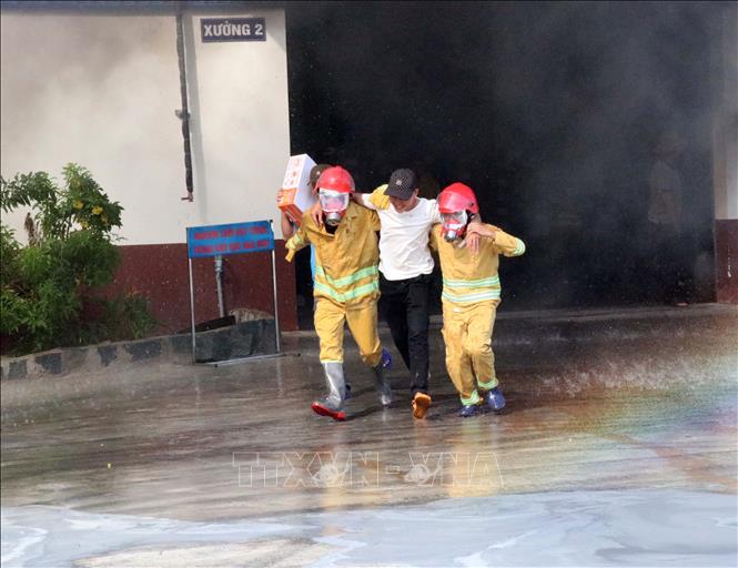 Lực lượng Cảnh sát phòng cháy, chữa cháy cứu hộ đưa nạn nhân trong vụ cháy đi cấp cứu. Ảnh: Công Thử - TTXVN