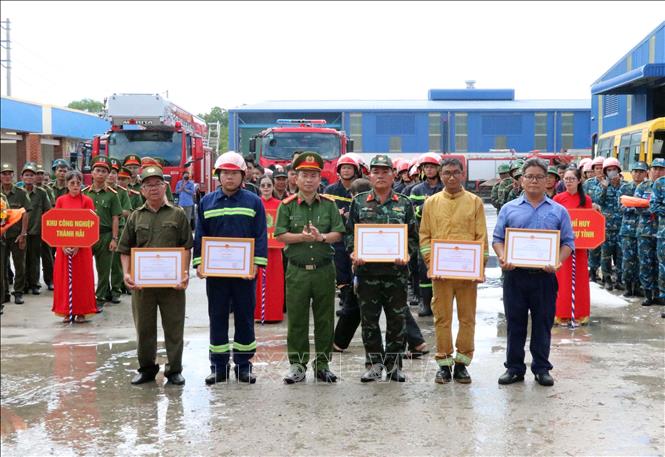 Tặng Giấy khen của Giám đốc Công an tỉnh Ninh Thuận cho các tập thể, cá nhân có thành tích xuất sắc trong thực hiện diễn tập. Ảnh: Công Thử - TTXVN