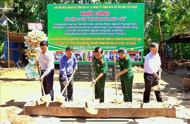 Đại diện lãnh đạo Bộ Chỉ huy Quân sự tỉnh, UBND huyện Châu Đức, đơn vị tài trợ thực hiện nghi lễ khởi công. Ảnh: TTXVN phát