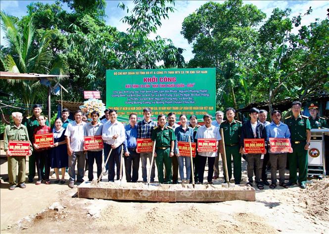 Đại diện lãnh đạo Bộ Chỉ huy Quân sự tỉnh, UBND huyện Châu Đức, đơn vị tài trợ các các gia đình được hỗ trợ xây nhà tại lễ khởi công. Ảnh: TTXVN phát