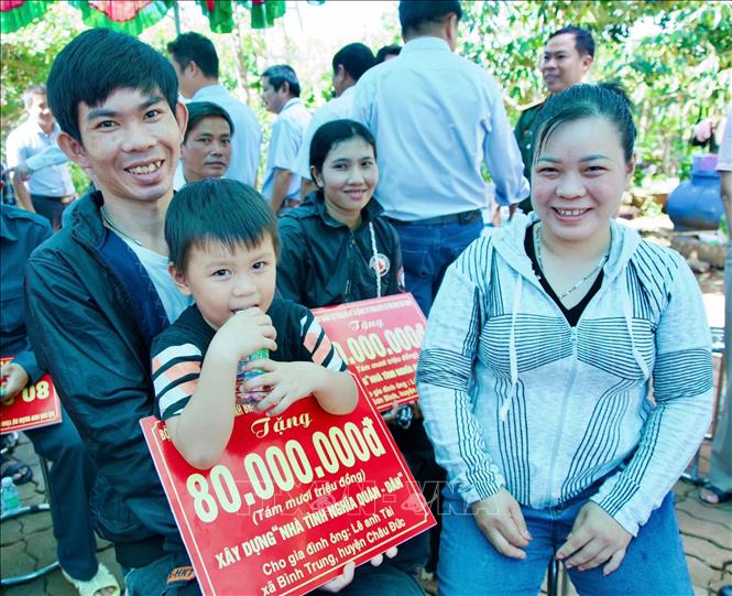 Niềm vui của một gia đình được hỗ trợ xây nhà. Ảnh: TTXVN phát