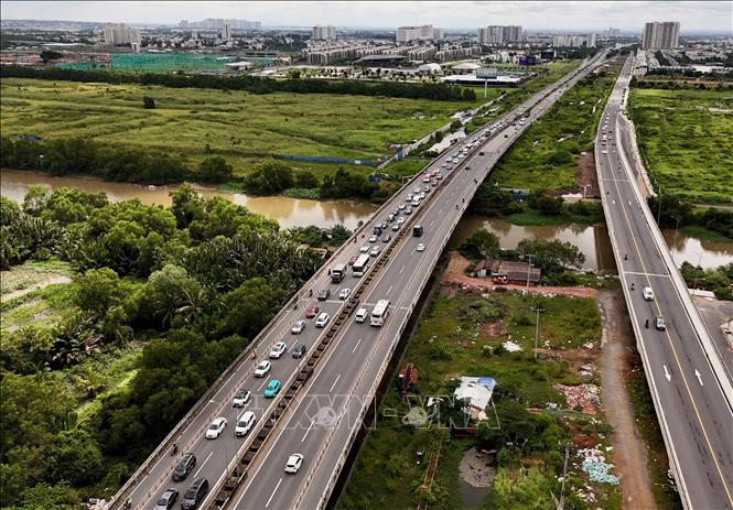 Đường dẫn cao tốc Thành phố Hồ Chí Minh - Long Thành (bên trái) từ nút giao An Phú, thành phố Thủ Đức. Ảnh: Hồng Đạt - TTXVN
