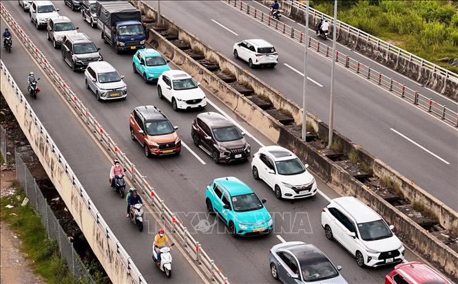 Các phương tiện lưu thông trên đường dẫn cao tốc Thành phố Hồ Chí Minh - Long Thành. Ảnh: Hồng Đạt - TTXVN
