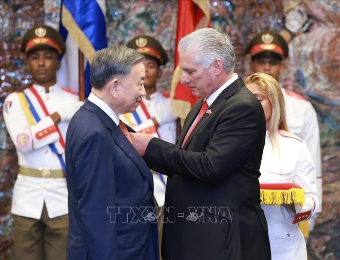First Secretary of the Communist Party of Cuba Central Committee and President of Cuba Miguel Diaz-Canel Bermudez hands over the Jose Marti Order to Vietnamese Party General Secretary and State President To Lam in Havana on September 26. VNA Photo: Lâm Khánh