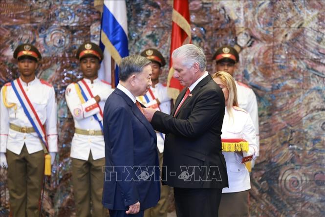 First Secretary of the Communist Party of Cuba Central Committee and President of Cuba Miguel Diaz-Canel Bermudez hands over the Jose Marti Order to Vietnamese Party General Secretary and State President To Lam in Havana on September 26. VNA Photo: Lâm Khánh