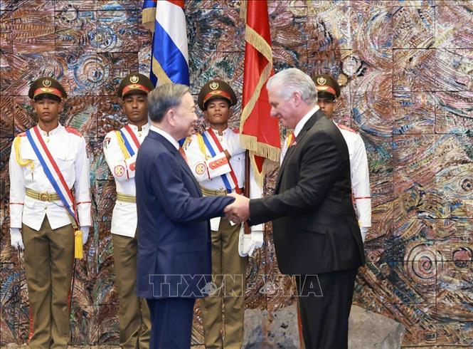 First Secretary of the Communist Party of Cuba Central Committee and President of Cuba Miguel Diaz-Canel Bermudez congratulates Vietnamese Party General Secretary and State President To Lam at the ceremony. VNA Photo: Lâm Khánh