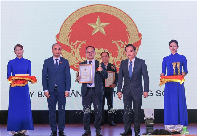 Đại diện tỉnh Lạng Sơn nhận Chứng nhận vinh danh 