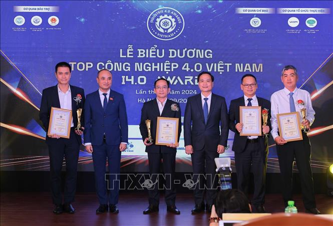 Đại diện các tỉnh nhận Chứng nhận và biểu trưng vinh danh 