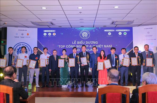 Trao Chứng nhận và biểu trưng cho 