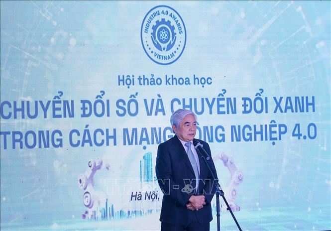 TS Nguyễn Quân - Chủ tịch Hội tự động hoá Việt Nam (nguyên Bộ trưởng Bộ KH&CN) phát biểu khai mạc hội thảo Chuyển đổi số và chuyển đổi xanh trong cách mạng công nghiệp 4.0. Ảnh: Hoàng Hiếu - TTXVN