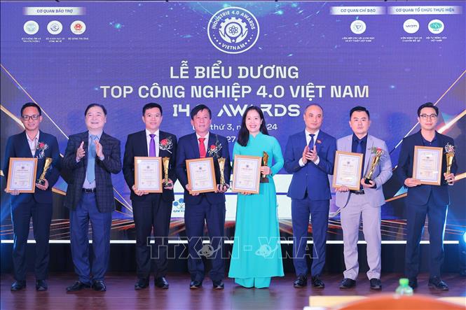 TSKH Phan Xuân Dũng - Chủ tịch VUSTA và TS Nguyễn Phương Tuấn - Phó Chủ nhiệm Uỷ ban Khoa học, Công nghệ và Môi trường của Quốc hội trao Chứng nhận và biểu trưng 