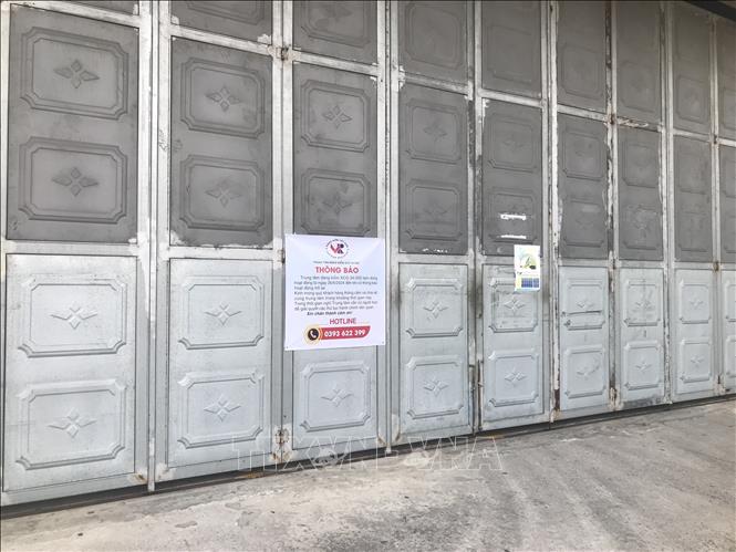 Thông báo dừng hoạt động được dán ở cửa Trung tâm. Ảnh: Tiến Vĩnh – TTXVN