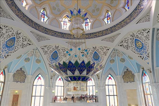 Đèn chùm bên trong Thánh đường hồi giáo Kul Sharip trong khuôn viên cung điện Kremlin Kazan. Ảnh: Lê Quang Vinh - PV TTXVN tại Nga