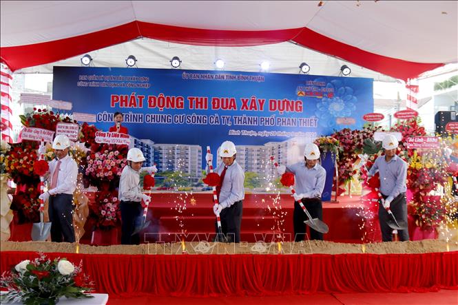 Đại biểu thực hiện nghi thức khởi công xây dựng Dự án Chung cư sông Cà Ty, thành phố Phan Thiết. Ảnh: Nguyễn Thanh - TTXVN