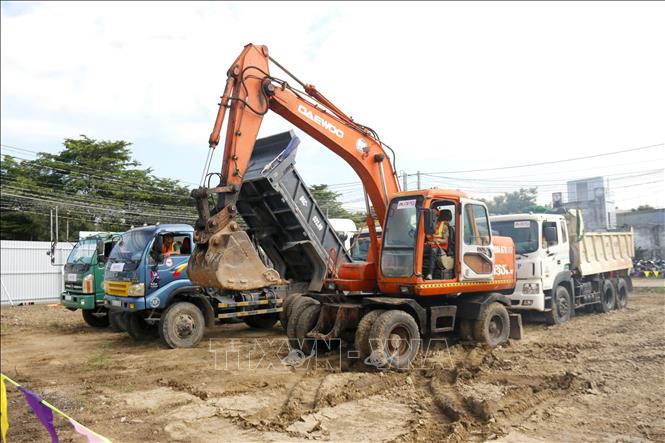 Phương tiện máy móc phục vụ xây dựng Dự án Chung cư sông Cà Ty, thành phố Phan Thiết. Ảnh: Nguyễn Thanh - TTXVN