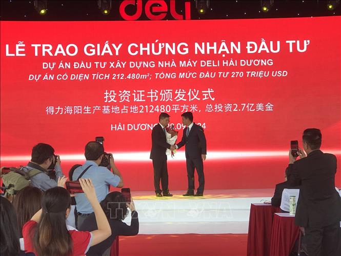 Chủ tịch UBND tỉnh Hải Dương Lê Ngọc Châu trao giấy chứng nhận đầu tư cho Tập đoàn Deli. Ảnh: Tiến Vĩnh – TTXVN