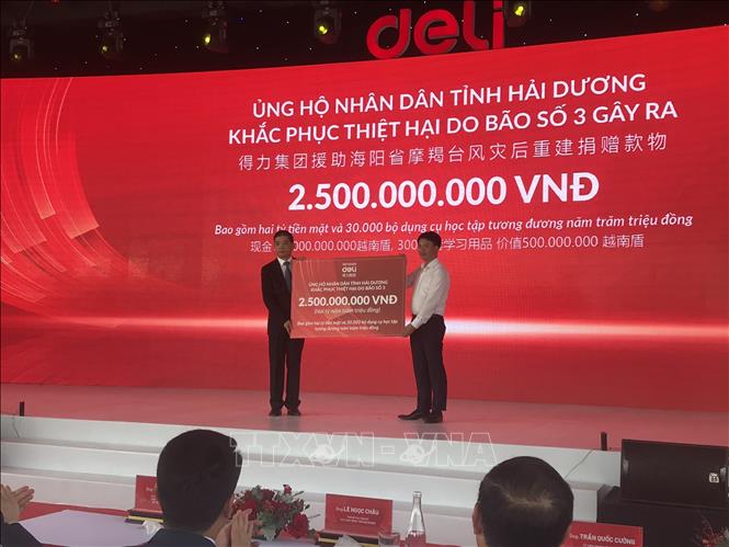 Tập đoàn Deli ủng hộ 2,5 tỷ đồng khắc phục thiệt hại do bão Yagi gây ra. Ảnh: Tiến Vĩnh – TTXVN