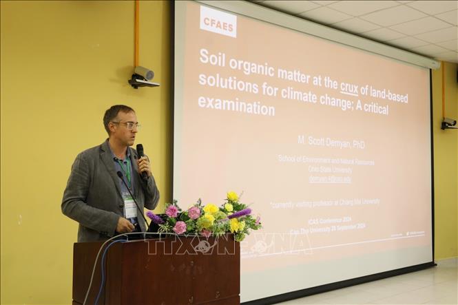 Phó Giáo sư Scott Demyan (Đại học bang Ohio, Mỹ) trình bày tham luận tại Hội nghị. Ảnh: Ánh Tuyết - TTXVN