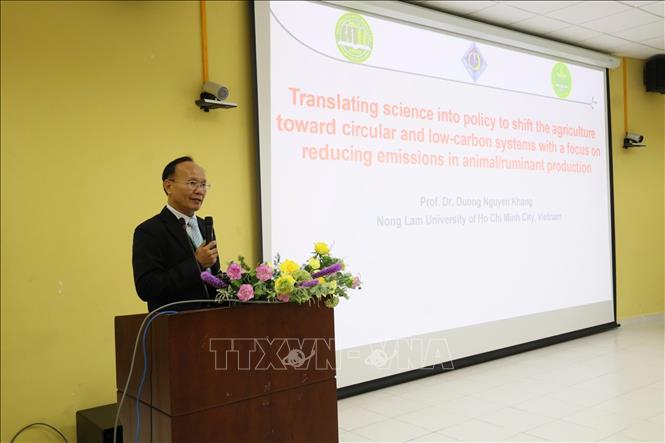 Giáo sư Dương Nguyên Khang (Trường Đại học Nông Lâm Thành phố Hồ Chí Minh) trình bày tham luận tại Hội nghị. Ảnh: Ánh Tuyết - TTXVN