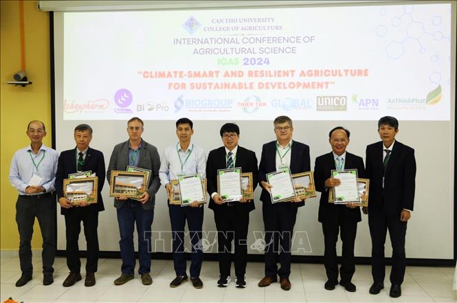 Trao Chứng nhận cho các báo cáo viên. Ảnh: Ánh Tuyết - TTXVN