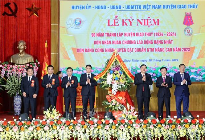 Thường trực Tỉnh ủy Nam Định tặng hoa chúc mừng Đảng bộ, Chính quyền và Nhân dân Huyện Giao Thủy. Ảnh: Thái Thuần – TTXVN