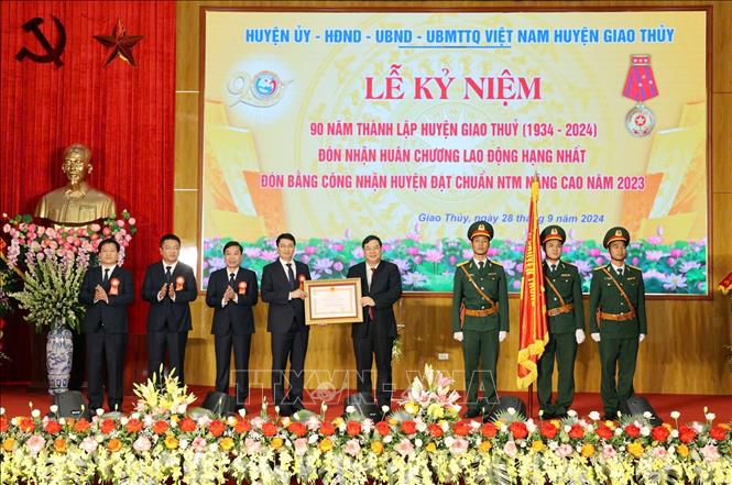 Thừa ủy quyền của Chủ tịch nước, Bí thư Tỉnh uỷ Nam Định Phạm Gia Túc trao Huân chương Lao động hạng Nhất cho Đảng bộ, chính quyền và nhân dân huyện Giao Thủy. Ảnh: Thái Thuần – TTXVN