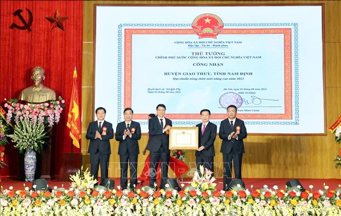 Chủ tịch UBND tỉnh Nam Định Phạm Đình Nghị trao Bằng công nhận huyện đạt chuẩn nông thôn mới nâng cao năm 2023. Ảnh: Thái Thuần – TTXVN