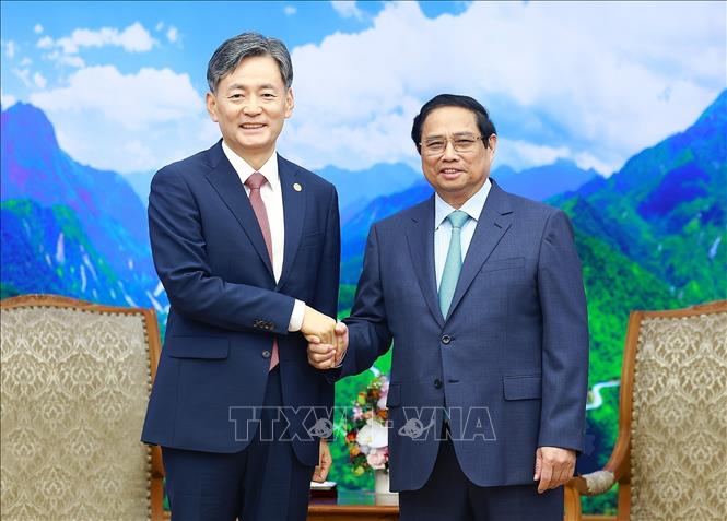 Prime Minister Pham Minh Chinh receives Commissioner General of the Korean National Police Agency (KNPA) Cho Ji-ho. VNA Photo: Dương Giang