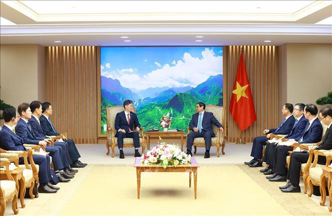 Prime Minister Pham Minh Chinh receives Commissioner General of the Korean National Police Agency (KNPA) Cho Ji-ho. VNA Photo: Dương Giang