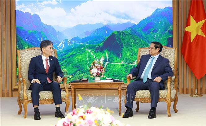 Prime Minister Pham Minh Chinh receives Commissioner General of the Korean National Police Agency (KNPA) Cho Ji-ho. VNA Photo: Dương Giang
