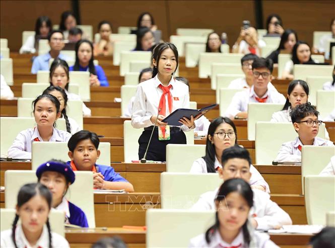 Đại biểu Nguyễn Khánh Vân đặt câu hỏi chất vấn tại phiên họp. Ảnh: Minh Đức - TTXVN