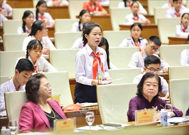 Bộ trưởng Bộ Văn hóa, Thể thao và Du lịch trẻ em trả lời chất vấn của đại biểu. Ảnh: Minh Đức - TTXVN