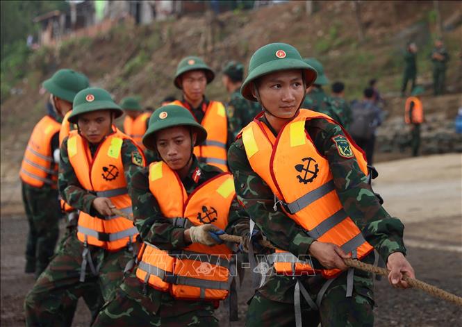 Lực lượng công binh đưa các đốt khơi đến vị trí lắp đặt. Ảnh: An Đăng - TTXVN