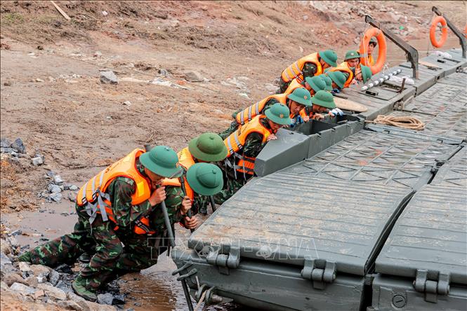 Cùng hợp sức đưa các đốt khơi di chuyển đến vị trí lắp đặt. Ảnh: Hoàng Hiếu - TTXVN