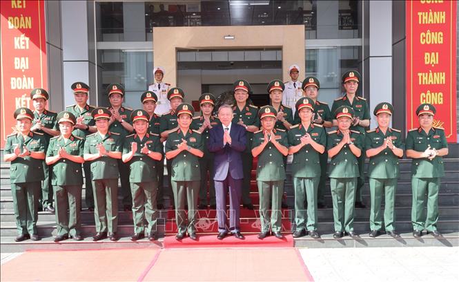 Tổng Bí thư, Chủ tịch nước Tô Lâm, các đồng chí lãnh đạo Bộ Quốc phòng và cán bộ, chỉ huy Tổng cục II chụp ảnh lưu niệm. Ảnh: Trí Dũng – TTXVN