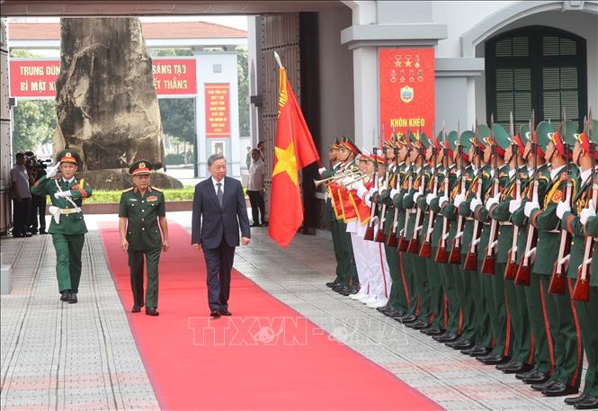 Tổng Bí thư, Chủ tịch nước Tô Lâm duyệt đội danh dự Tổng cục II, Bộ Quốc phòng. Ảnh: Trí Dũng – TTXVN