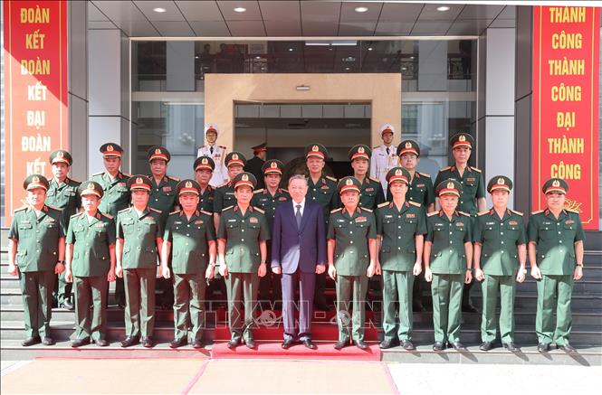 Tổng Bí thư, Chủ tịch nước Tô Lâm, các đồng chí lãnh đạo Bộ Quốc phòng và cán bộ, chỉ huy Tổng cục II chụp ảnh lưu niệm. Ảnh: Trí Dũng – TTXVN