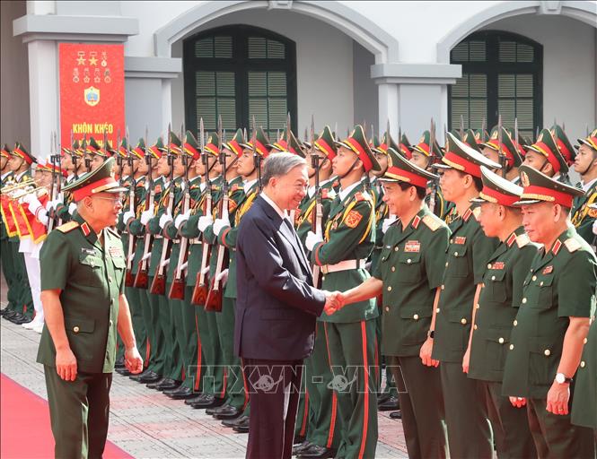 Tổng Bí thư, Chủ tịch nước Tô Lâm với lãnh đạo Bộ Quốc phòng và cán bộ, chỉ huy Tổng cục II. Ảnh: Trí Dũng – TTXVN
