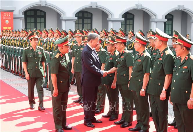 Tổng Bí thư, Chủ tịch nước Tô Lâm với lãnh đạo Bộ Quốc phòng và cán bộ, chỉ huy Tổng cục II. Ảnh: Trí Dũng – TTXVN