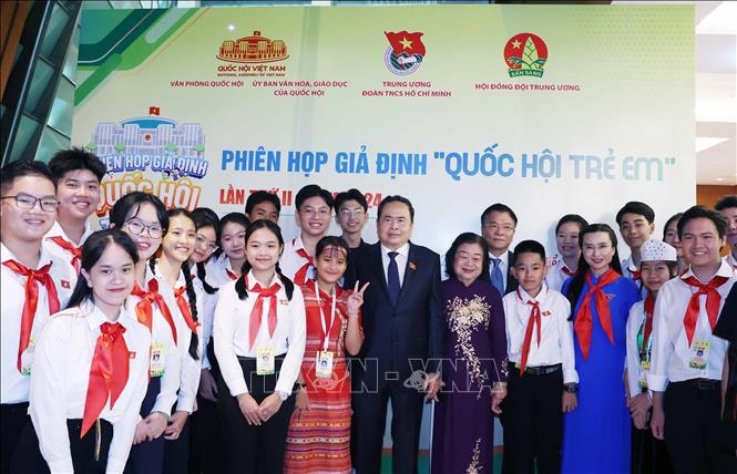 Chủ tịch Quốc hội Trần Thanh Mẫn v các đại biểu trẻ em dự Phiên họp giả định 