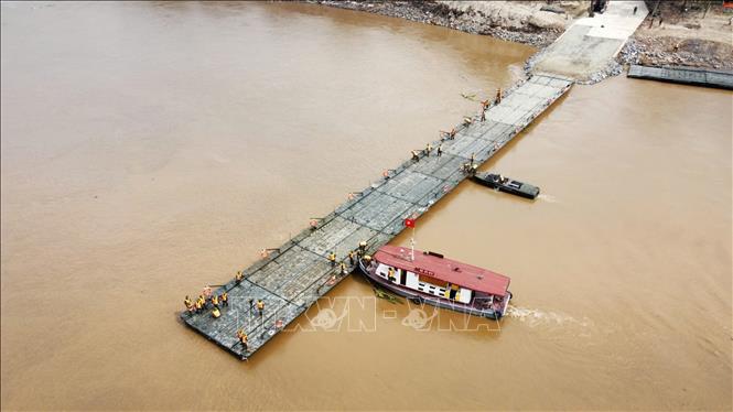 Đến 9h45 đã lắp đặt được 9 đốt khơi phía bờ huyện Tam Nông, đang tiến hành lắp đặt tiếp 3 đốt khơi vào đốt mố bên phía huyện Lâm Thao. Ảnh: Hoàng Hiếu-TTXVN