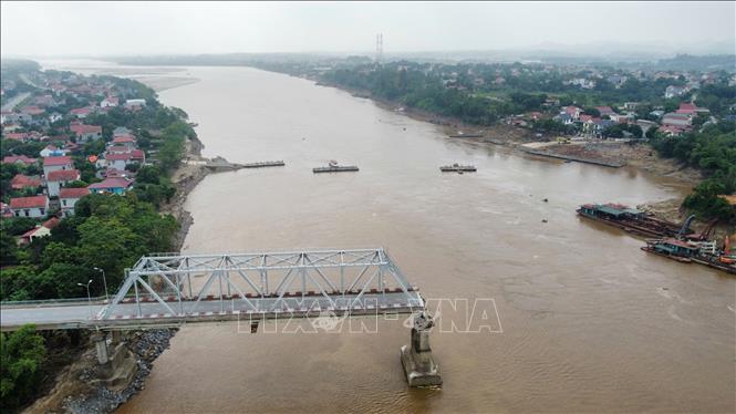 Cầu phao PMP 60 tấn qua sông Hồng, cách cầu Phong Châu nối 2 huyện Tam Nông và Lâm Thao (Phú Thọ) bị sập 2 nhịp do bão lũ khoảng 400 m về phía hạ lưu. Ảnh: Hoàng Hiếu-TTXVN