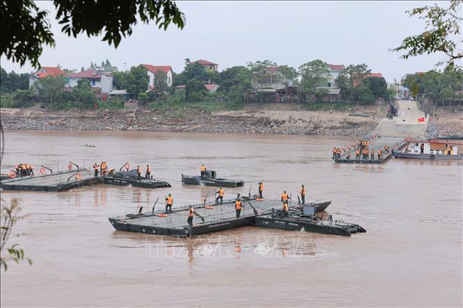 Đến 9h, công tác chuẩn bị đã hoàn tất, bắt đầu tiến hành lắp đặt cầu phao. Ảnh: Hoàng Hiếu - TTXVN
