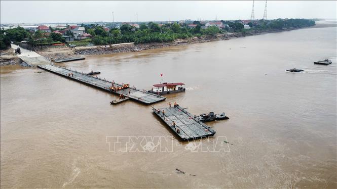 Đến 10h8p đã lắp xong 12 đốt khơi, chuẩn bị đẩy nốt các đốt còn lại đã lắp đặt ở phía huyện Tam Nông vào vị trí bến, sẵn sàng hợp long. Ảnh: Hoàng Hiếu-TTXVN