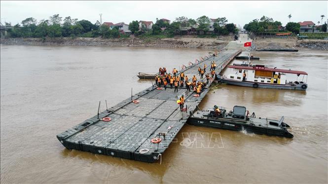 Đến 10h8p đã lắp xong 12 đốt khơi, chuẩn bị đẩy nốt các đốt còn lại đã lắp đặt ở phía huyện Tam Nông vào vị trí bến, sẵn sàng hợp long. Ảnh: Hoàng Hiếu-TTXVN