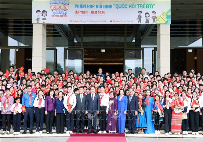 Chủ tịch Quốc hội Trần Thanh Mẫn và các đại biểu trẻ em tại Phiên họp giả định 