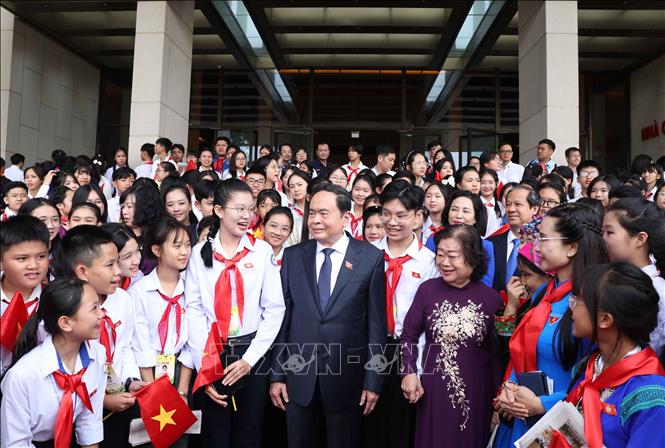 Chủ tịch Quốc hội Trần Thanh Mẫn và các đại biểu trẻ em tại Phiên họp giả định 