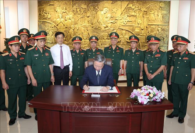Tổng Bí thư, Chủ tịch nước Tô Lâm ghi sổ lưu niệm truyền thống Tổng cục II, Bộ Quốc phòng. Ảnh: Trí Dũng – TTXVN