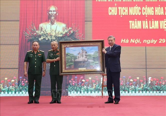 Tổng Bí thư, Chủ tịch nước Tô Lâm tặng bức tranh lưu niệm cho Tổng cục II, Bộ Quốc phòng. Ảnh: Trí Dũng – TTXVN